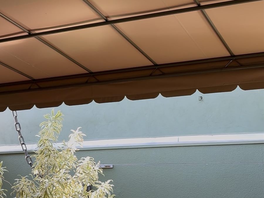 Detalhe do babado recortado de um toldo em lona bege